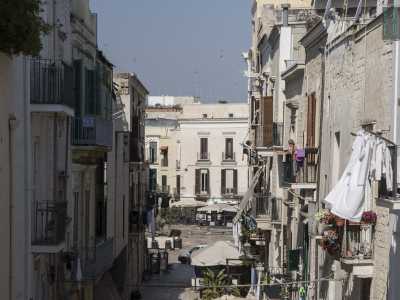 ...permette l�affaccio in piazza Mercantile, tra lenzuola che si muovono al vento, signore affacciate sulla strada, fiori che decorano i balconi